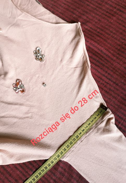 Sweterek beżowy z ozdobnymi kamieniami