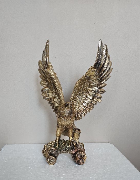 Przepiękny orzeł. Figurka z żywicy.