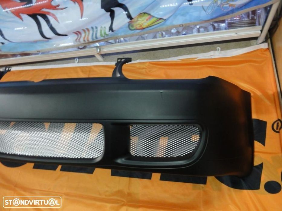 Para-choques Frontal VW Golf 4 / IV 98-03 R32 look em ABS(plástico) C/Espaço para grelha original
