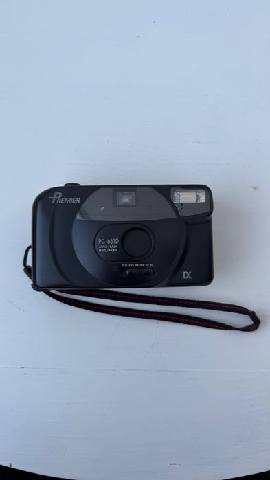 Câmara analógica Premier PC-6611 com flash.