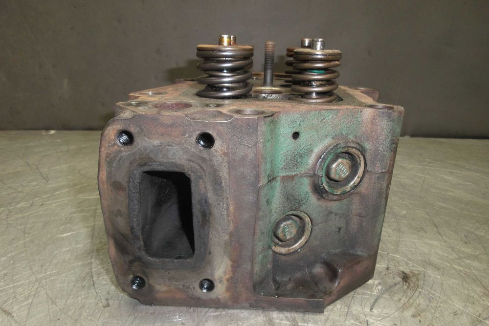 Głowica do silnika Volvo D16. Cylinder head Volvo D16