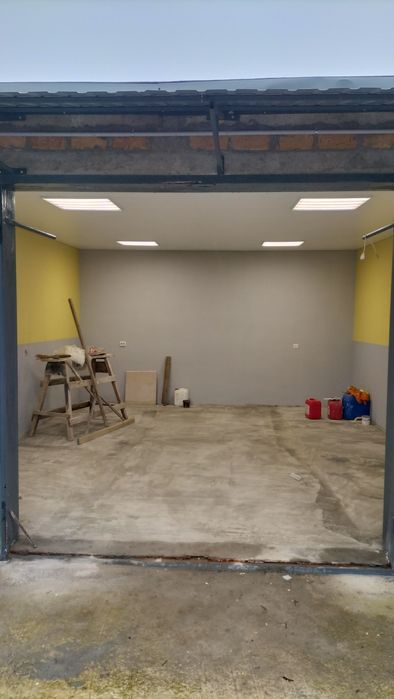 Гараж з ремонтом, централізоване опалення.