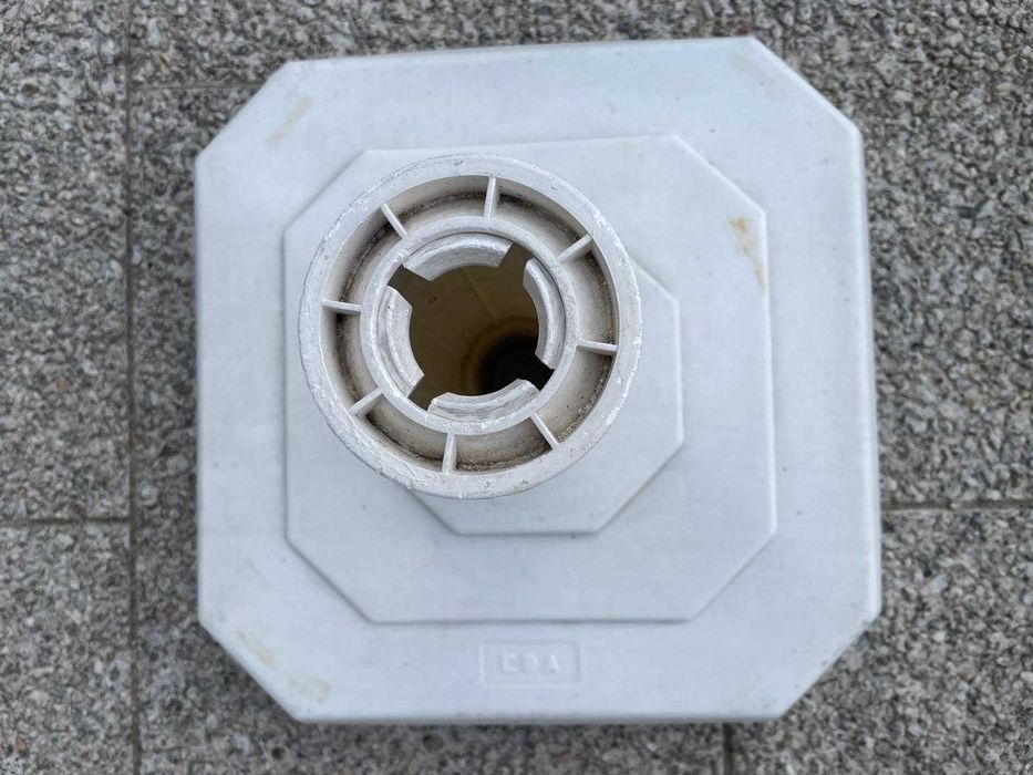 Base branca para guarda-sol com guarda-sol incluído