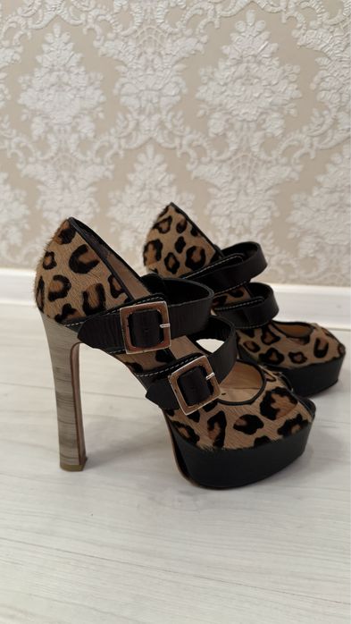 Босоніжки шкіряні, прям дуже стильові