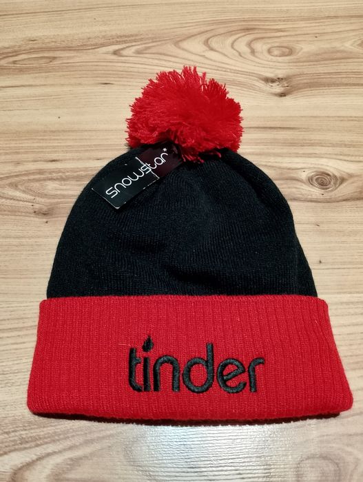 Czarno-Czerwona Czapka Zimowa Z Pomponem Beanie Tinder