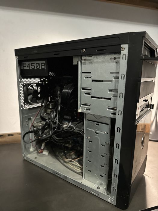 Komputer stacjonarny z monitorem, klawiaturą, myszką i słuchawkami