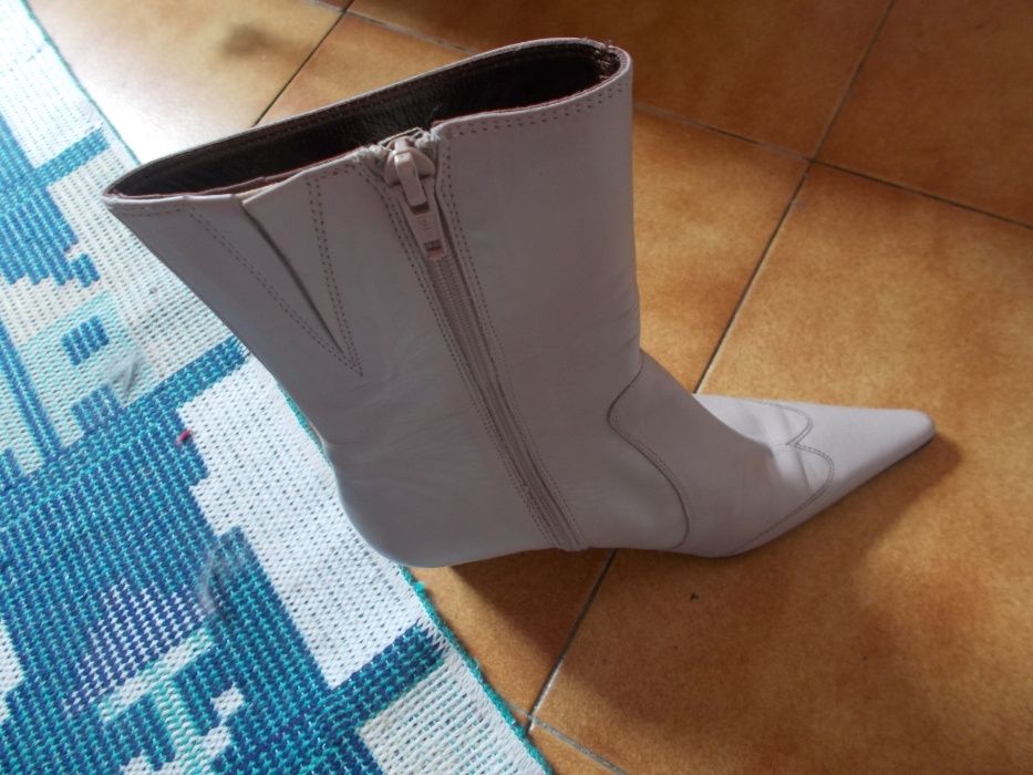 Botas Charles de cano alto tamanho 33