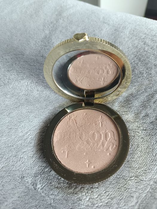 Piękny rozswietlacz too faced