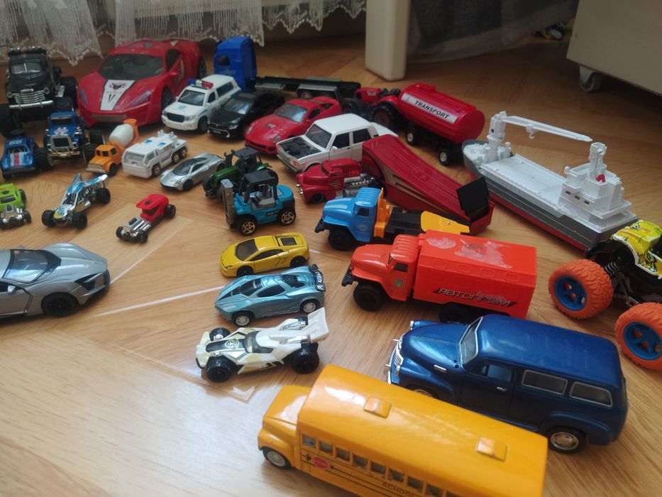 Розпродаж колекцій машинок