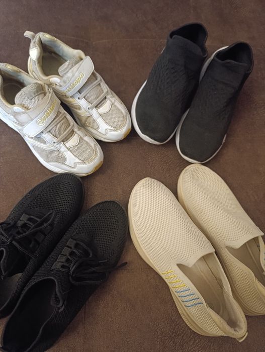 Мокасини і кросівки різних розмірів