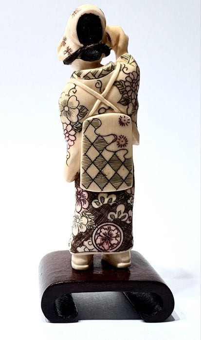 Lindas pequenas preciosas figuras asiáticas esculpidas e assinadas