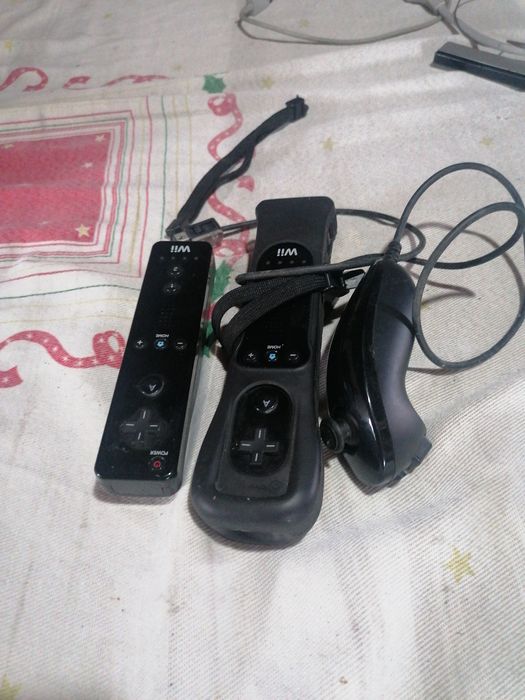 Nintendo Wii black + original controller, good condition.64750875402371121