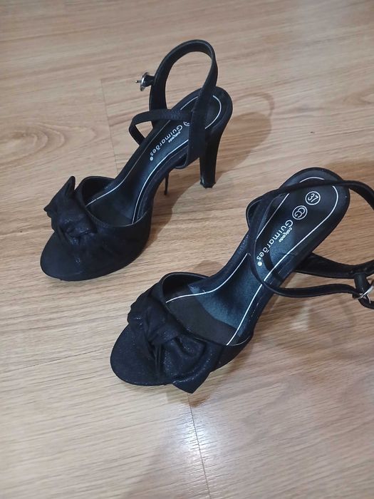 Sandalias pretas altura 10 cent conpensadas muito comfertaveis  e lindas