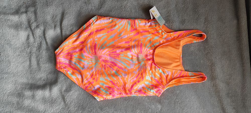 Купальник для дівчинки є від  3-7 років фірми Primark