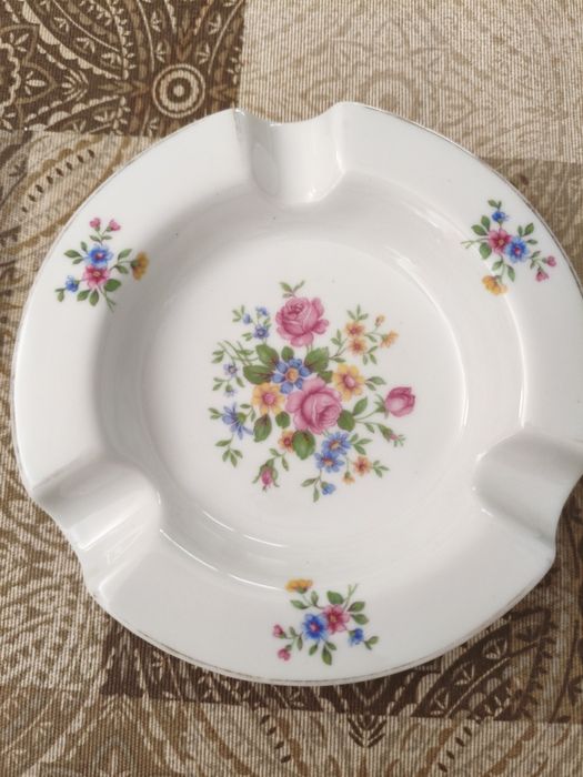 Cinzeiro de porcelana