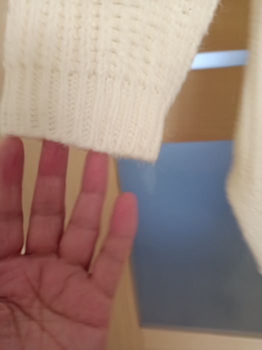 Golf damski w kolorze ecru.