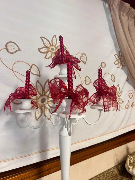 Castiçal branco com decoração a vermelho