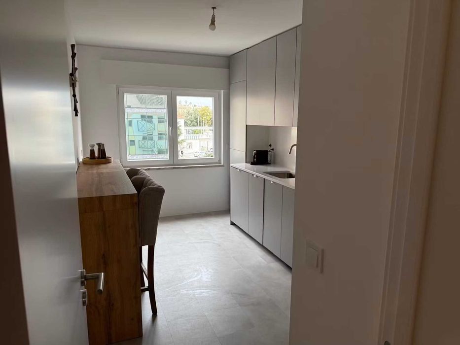 Apartamento de 2 Quartos, Luminoso e Espaçoso, em Telheiras