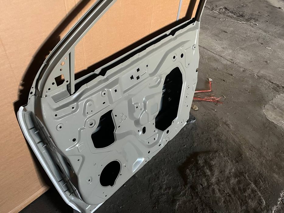 Двері пепедні права та ліва  на Nissan Rogue Sport/Qashqai 2014+