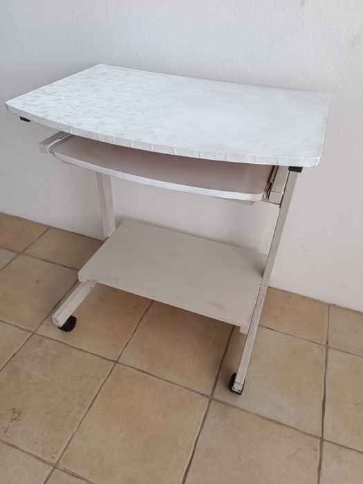 Secretária/ Mesa de apoio com rodas