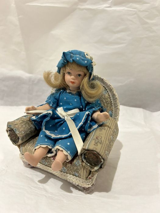 Boneca de porcelana com sofá