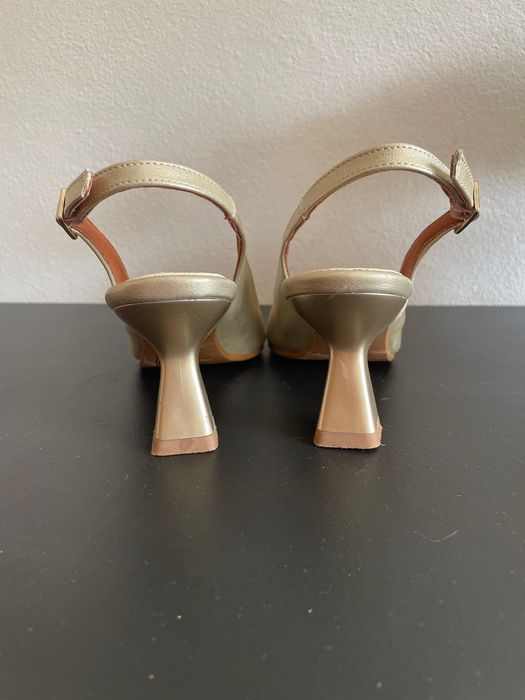Sapatos salto alto dourados