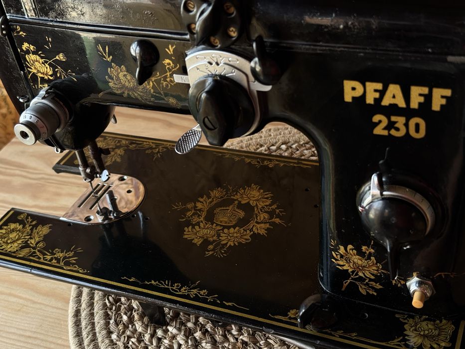 Pfaff 230 Automatic (1955) - Edição Limitada de Luxo com Decalques Dourados