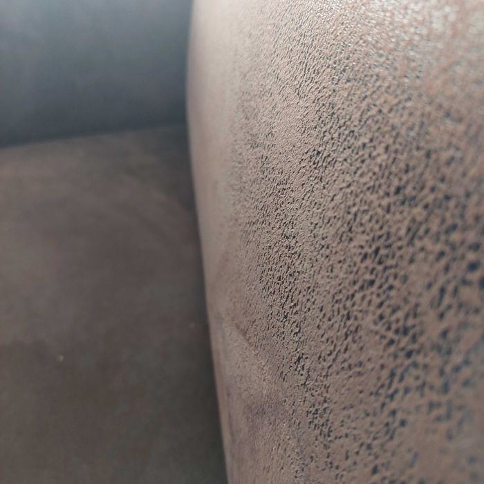 Conjunto de sofás, um de 2 lugares e outro de 1, imitação pele