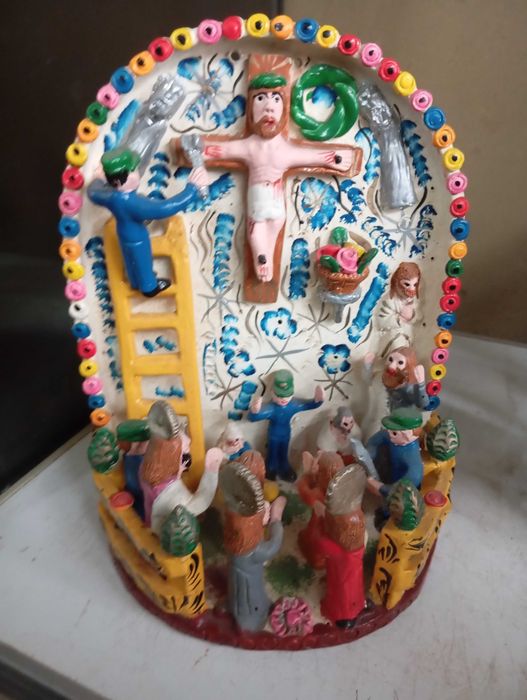 Altar com formato de alminhas para adoração de Cristo na Cruz