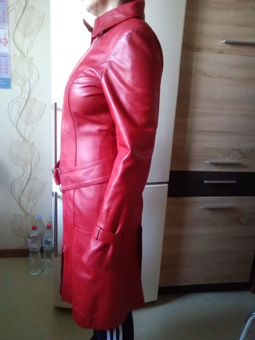 Женское кожанное пальто.