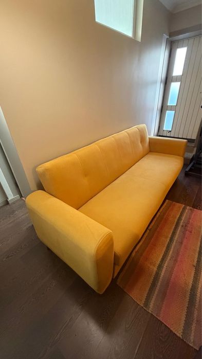 Sofá/Cama de cor amarela