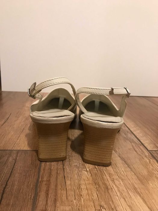 Buty białe skórzane 40 na obcasie