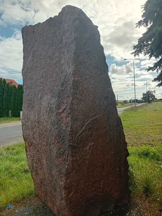 Duży głaz monolit kamień do ogrodu
