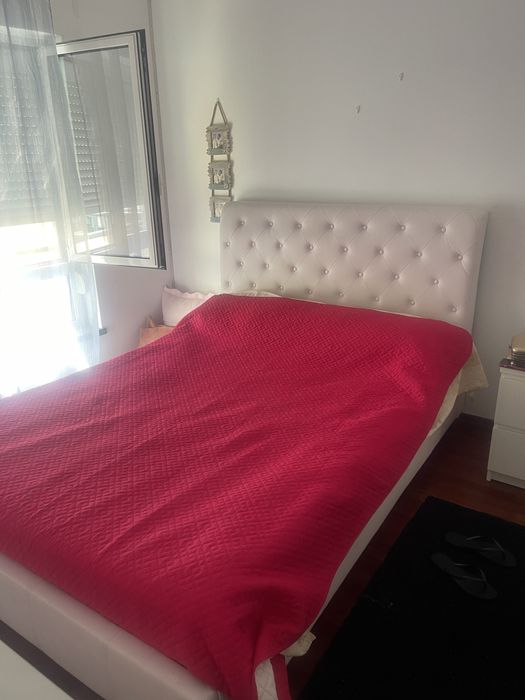 Vendo cama e mesa de cabeceira