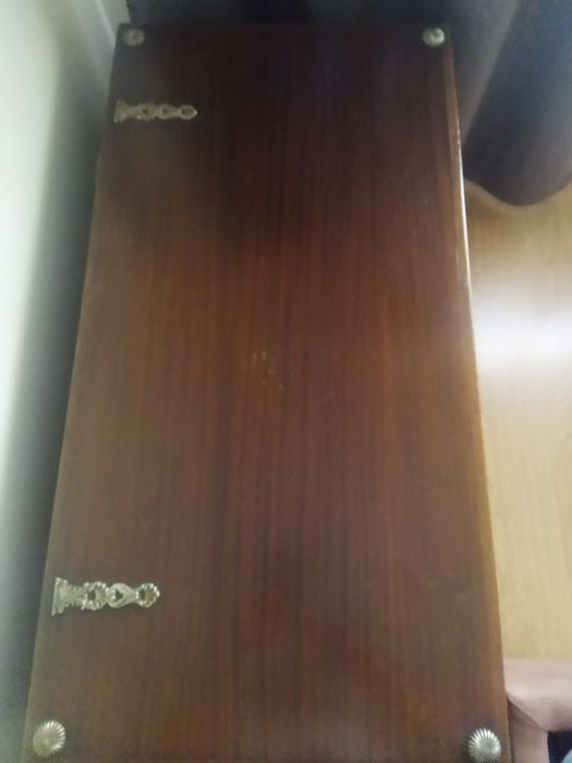 Arca de madeira em castanho para guardar roupa ou outra coisa