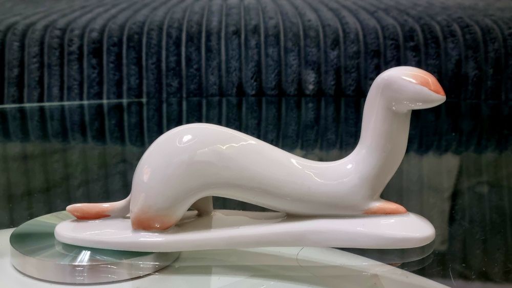 Sygnowana figurka Łasiczka M. Naruszewicz, Ćmielów, 1956 r.