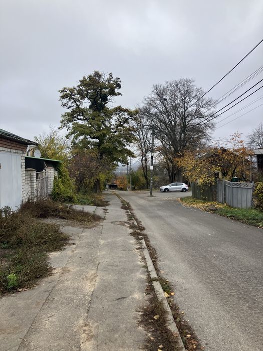 Продаж ділянки в центрі міста з незавершеною коробкою