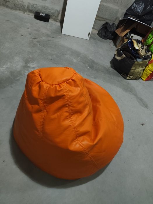 Puff laranja em pele