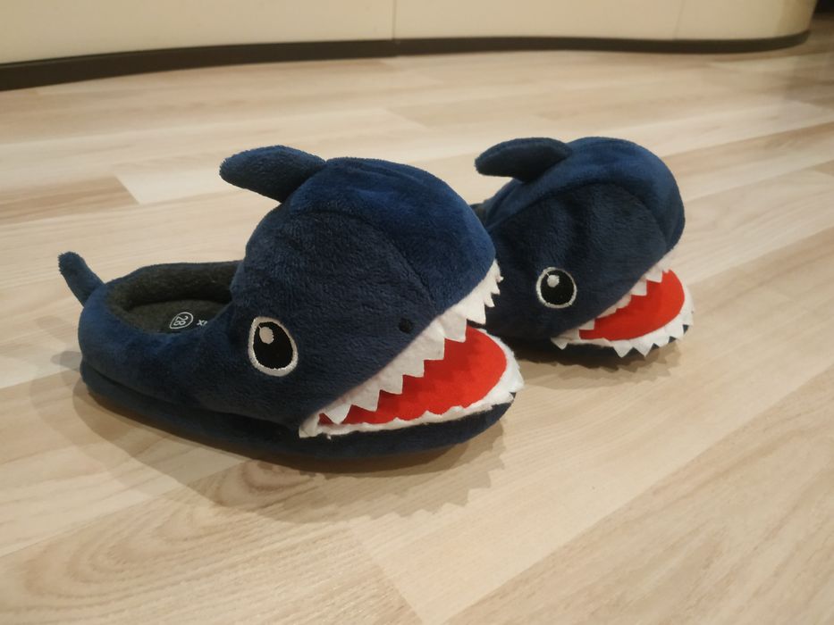 Kapcie dziecięce rekiny rozmiar 28 NOWE bardzo ciepłe