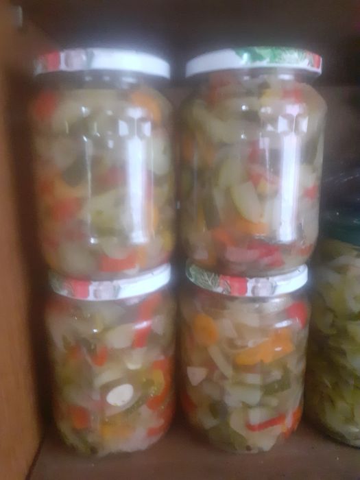 Przetwory warzywne,  sałatki ,buraczki, kiszona kapusta i inne