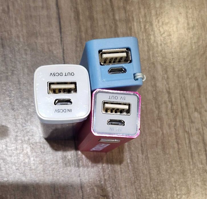 Power banki 2600mAh z kablami w komplecie