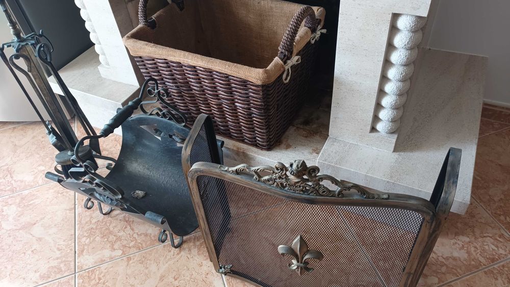 Conjunto de artigos para lareira.