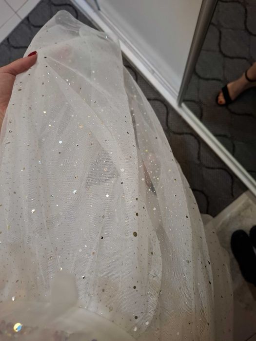 Biała błyszcząca sukienka panieński