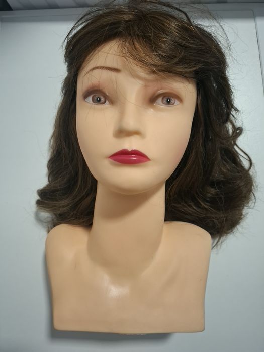Cabeça de manequim com cabelo