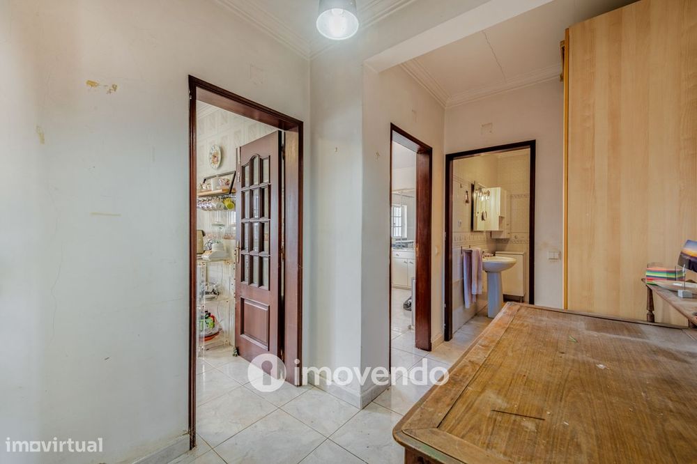 Moradia T4, com áreas amplas e jardim, em Faro