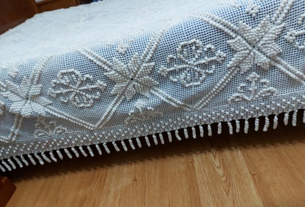 Colcha em renda feita à mão