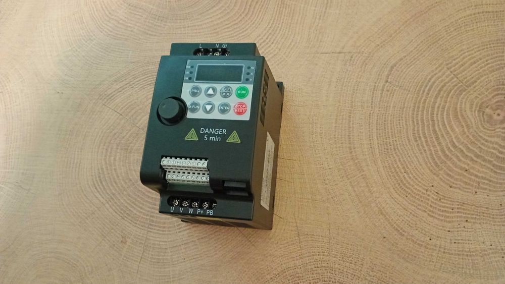 Частотний перетворювач з 220 В на 380 В VFD CW 100 2,2 кВт