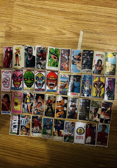 Наклейки, фішки, кепси, карточки колекціонування