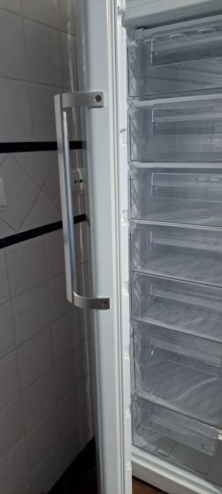 Arca congeladora vertical Candy 7 gavetões