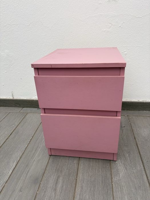 Mesa de cabeceira cor de rosa
